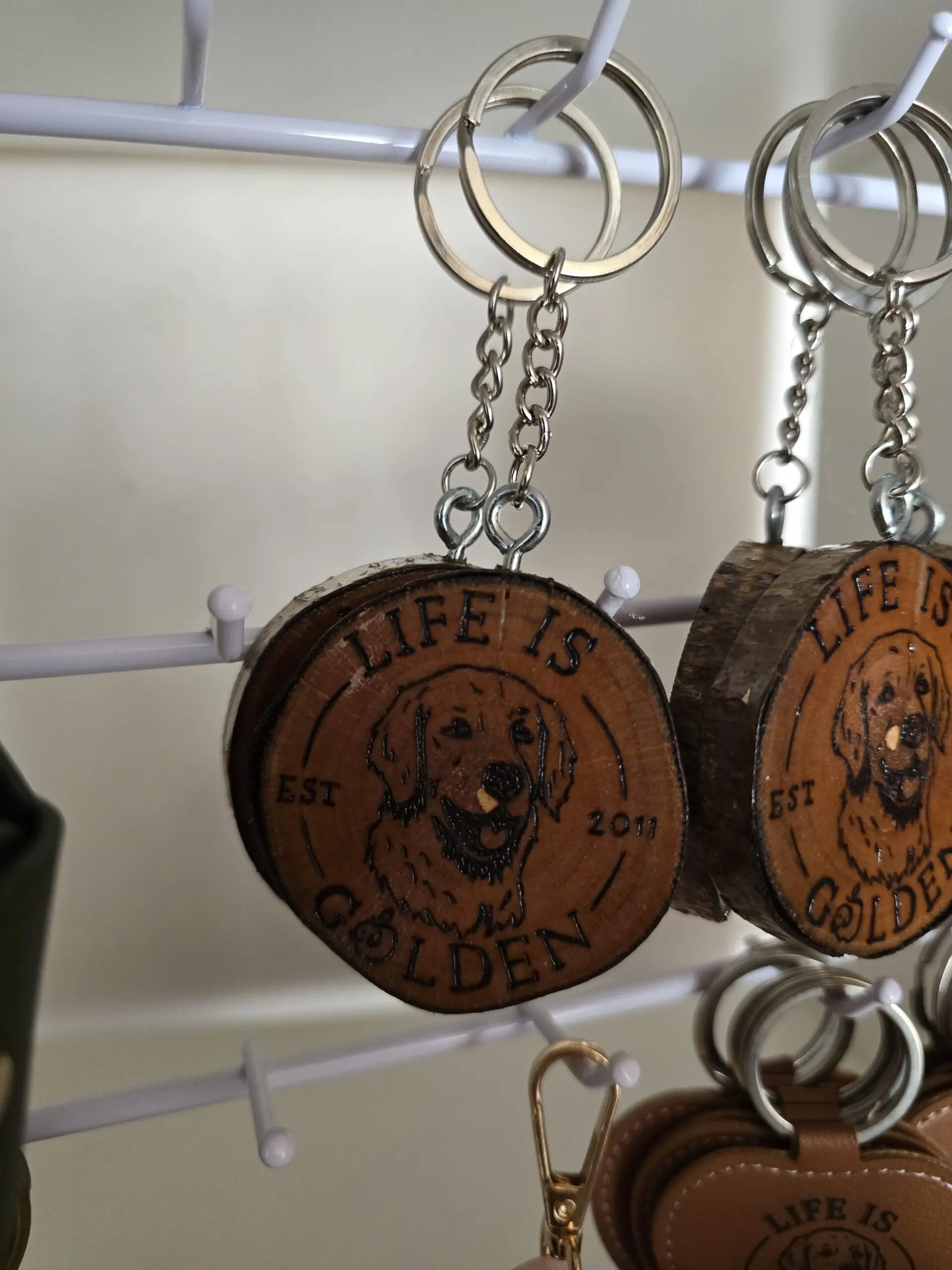 PORTACHIAVI ARTIGIANALE IN LEGNO MASSELLO 'LIFE IS GOLDEN' - immagine 3