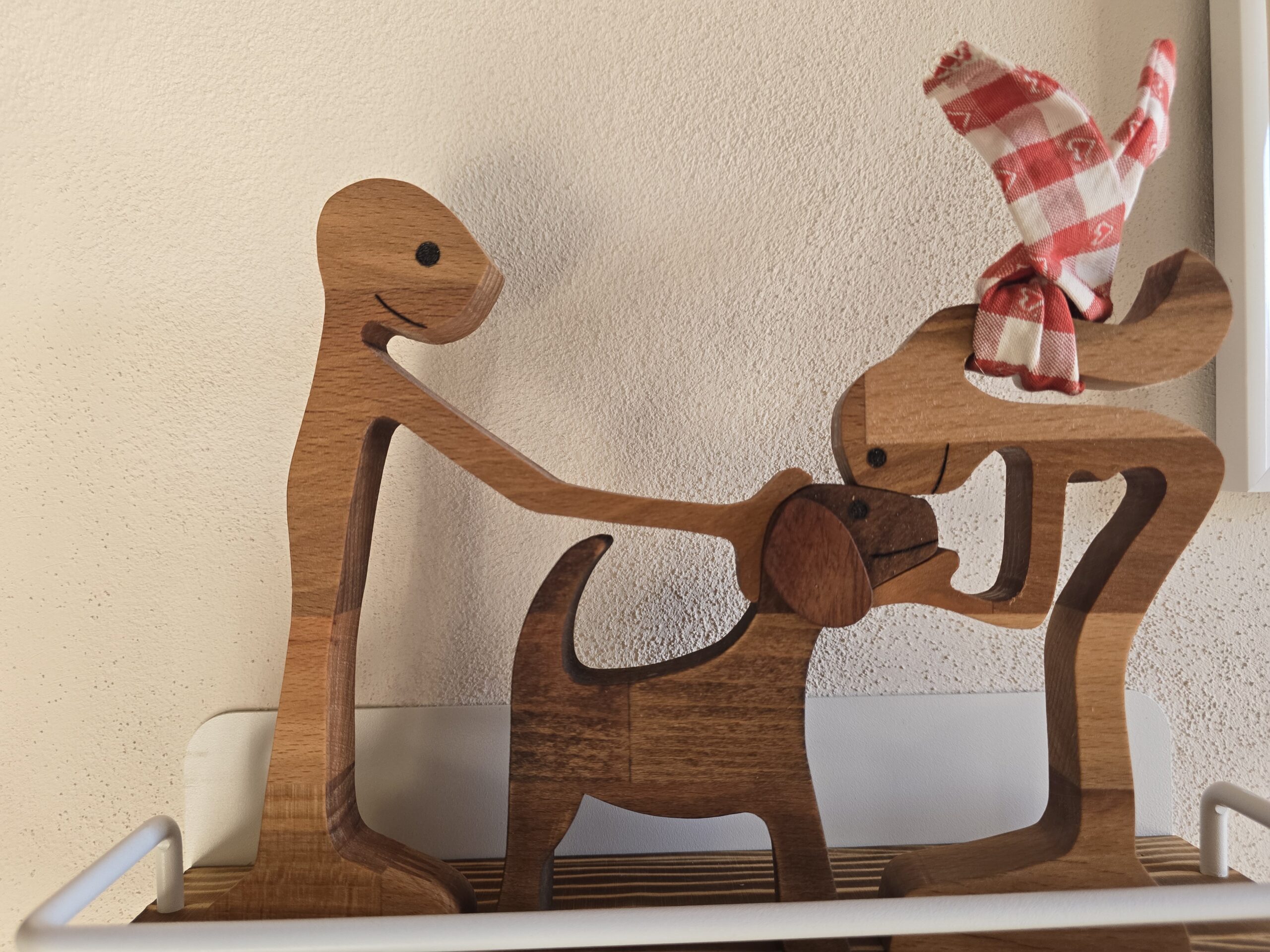 SCULTURA ARTIGIANALE IN LEGNO - FAMIGLIA CON CANE - immagine 2