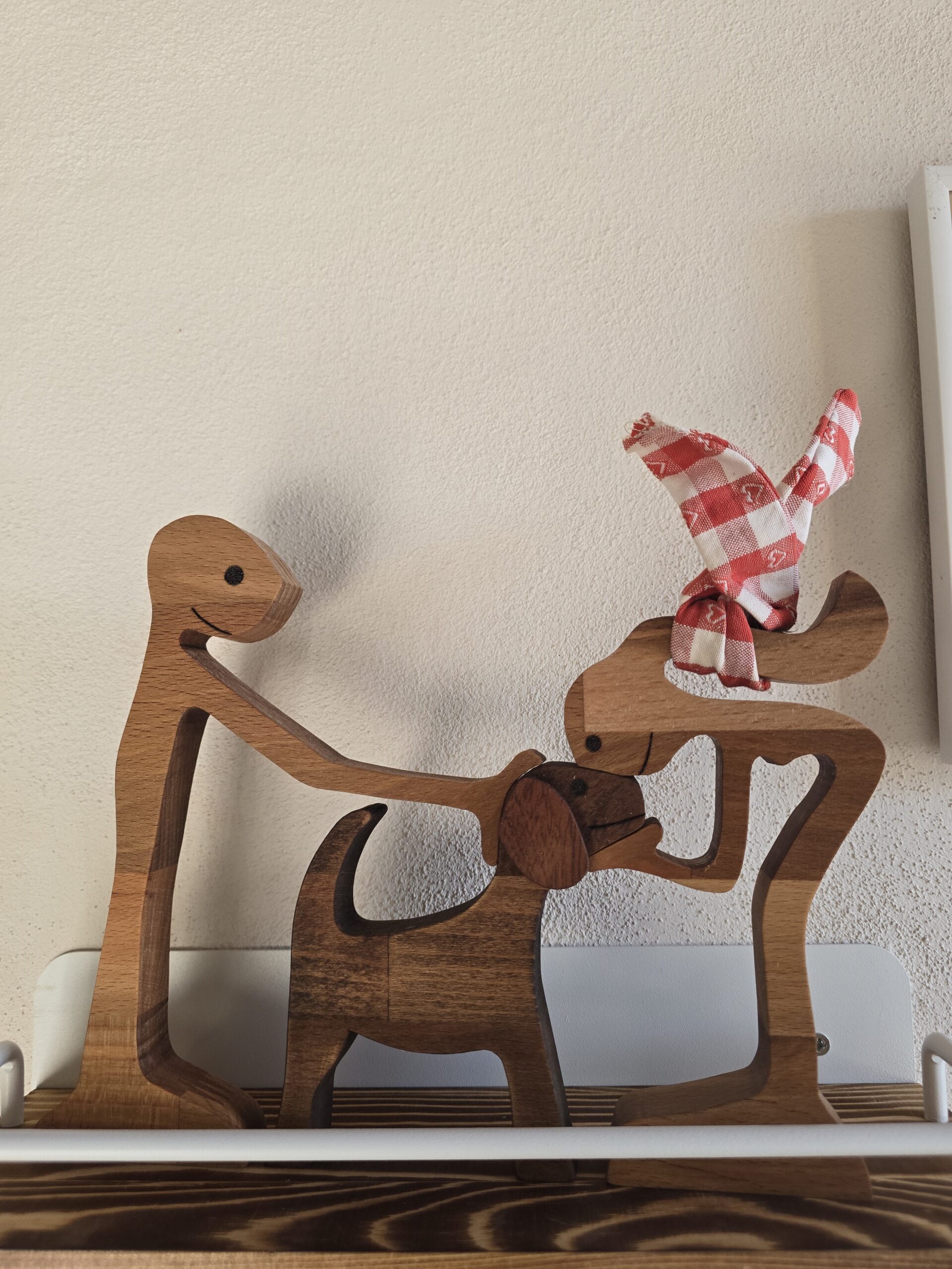 SCULTURA ARTIGIANALE IN LEGNO - FAMIGLIA CON CANE - immagine 3