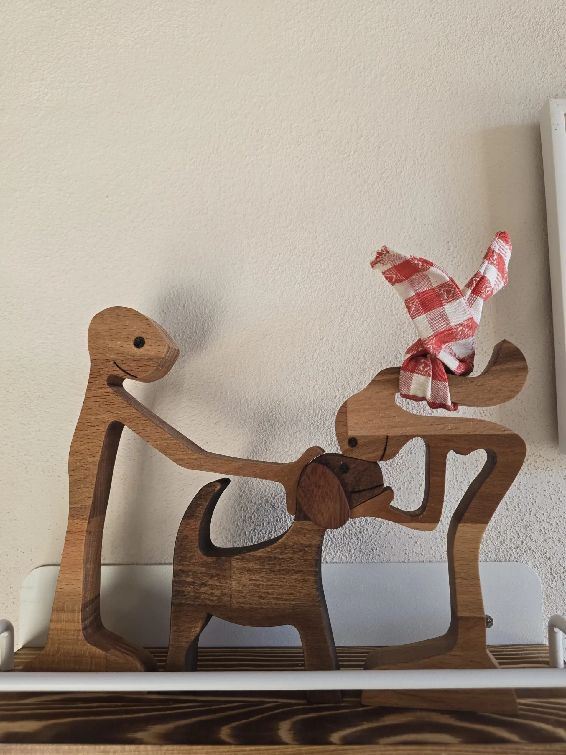 SCULTURA ARTIGIANALE IN LEGNO - FAMIGLIA CON CANE - immagine 3